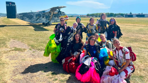 Pr&egrave;s de Lyon : les meilleures parachutistes fran&ccedil;aises r&eacute;unies pour un record 100% f&eacute;minin