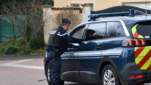 Une femme viol&eacute;e alors qu&rsquo;elle rentrait chez elle pr&egrave;s de Lyon : un suspect &eacute;crou&eacute;