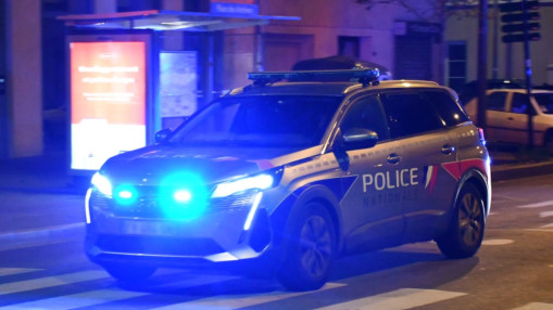 Refus d'obtemp&eacute;rer dans la m&eacute;tropole de Lyon : des policiers vis&eacute;s par une voiture puis caillass&eacute;s, un suspect interpell&eacute;