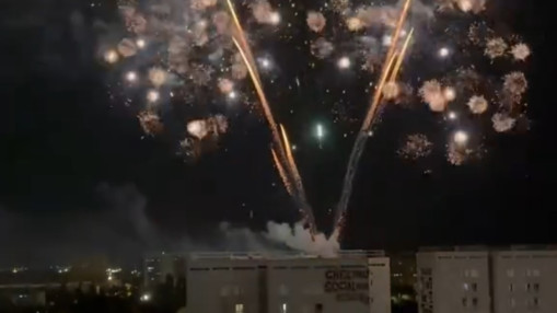 V&eacute;nissieux : d&eacute;j&agrave; connue pour son tag g&eacute;ant, la tour du point de deal refait le buzz avec un impressionnant feu d'artifice
