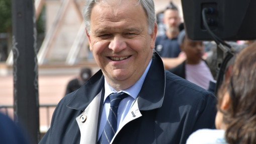 "Une provocation" : Fran&ccedil;ois-No&euml;l Buffet vivement attaqu&eacute; par le Planning familial avant le vote d&eacute;cisif au Parlement