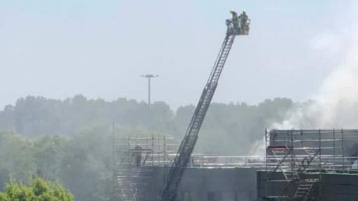 Un &eacute;norme panache de fum&eacute;e visible &agrave; des kilom&egrave;tres : spectaculaire incendie pr&egrave;s du p&eacute;riph&eacute;rique lyonnais