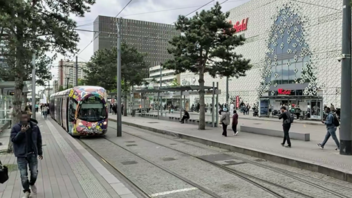 Lyon : leur &eacute;trange comportement devant les bornes TCL intrigue... la police intervient