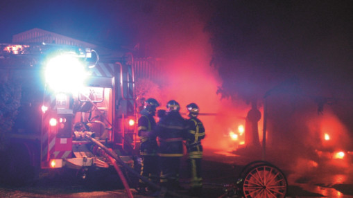 Pr&egrave;s de Lyon : un violent incendie ravage un ancien commerce en pleine nuit