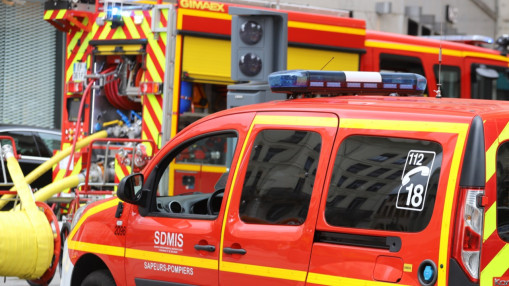 Un bus TCL prend feu pr&egrave;s de Lyon : les flammes menacent plusieurs habitations