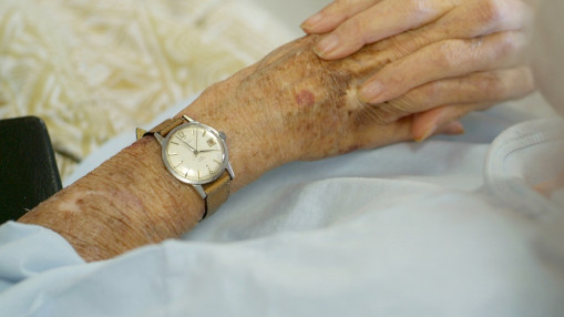 Villeurbanne : une femme de 108 ans retrouv&eacute;e d&eacute;nud&eacute;e apr&egrave;s un cambriolage, une enqu&ecirc;te pour agression sexuelle ouverte
