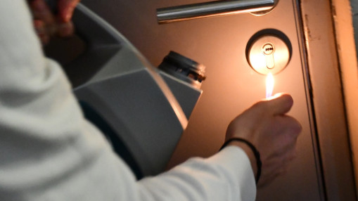 Villeurbanne : la porte d&rsquo;un appartement incendi&eacute;e en pleine nuit, la piste d&rsquo;un "paillassonnage" privil&eacute;gi&eacute;e