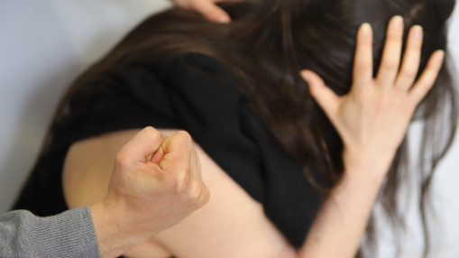 Beaujolais : il frappe la m&egrave;re de son b&eacute;b&eacute;, le tribunal lui retire l&rsquo;exercice de l&rsquo;autorit&eacute; parentale