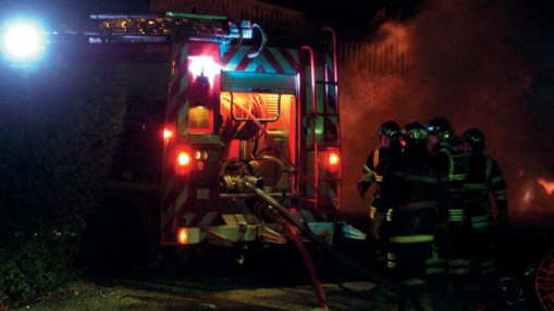 Un important incendie éclate dans une entreprise près de Lyon : 56 pompiers mobilisés et une route coupée Un important incendie éclate dans une entreprise près de Lyon : 56 pompiers mobilisés et une route coupée