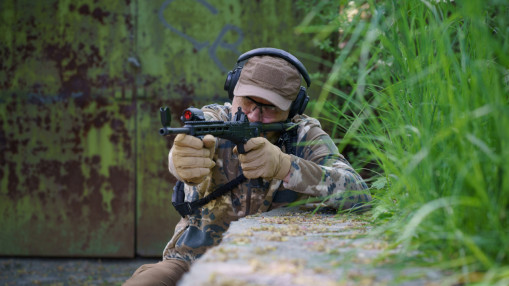 Des footballeurs de Hauts Lyonnais touch&eacute;s par des tirs de paintball lors d'un match &agrave; Grenoble