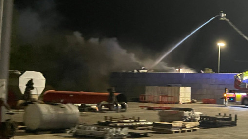 Pr&egrave;s de Lyon : important incendie dans une entreprise de d&eacute;chets, les habitants appel&eacute;s &agrave; fermer leurs fen&ecirc;tres