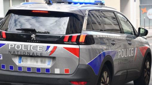 Pr&egrave;s de Lyon : une inqui&eacute;tante photo d'un homme arm&eacute; circule, un jeune homme interpell&eacute;