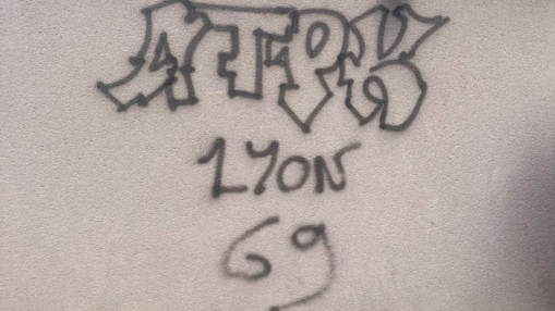 Il tague le mur d'un cimeti&egrave;re pr&egrave;s de Lyon : un supporter de l'OL interpell&eacute; en flagrant d&eacute;lit