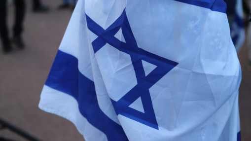 Lyon : une femme accus&eacute;e d'avoir point&eacute; une arme vers des lyc&eacute;ens apr&egrave;s avoir brandi un drapeau isra&eacute;lien