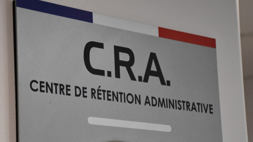 Pr&egrave;s de Lyon : des militants d&rsquo;ultra-gauche aux abords du centre de r&eacute;tention, la police intervient
