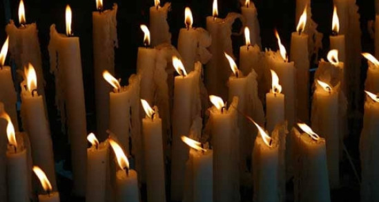 Une trentaine de Lyonnais a rendu hommage mercredi soir aux victimes de Newtown aux Etats-Unis Une trentaine de Lyonnais a rendu hommage mercredi soir aux victimes de Newtown aux Etats-Unis