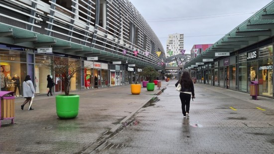 Centres commerciaux fermés à Lyon : pourquoi Carré de Soie et ses 60 000 m2 sont-ils toujours ouverts au public ? Centres commerciaux fermés à Lyon : pourquoi Carré de Soie et ses 60 000 m2 sont-ils toujours ouverts au public ?
