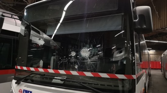 Près de Lyon : les traces ADN d'un mineur relevées sur des projectiles lancés contre un bus 