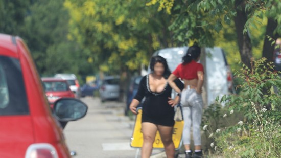 Lyon : elle se prostitue, sa famille l'enlève, la séquestre et la frappe Lyon : elle se prostitue, sa famille l'enlève, la séquestre et la frappe