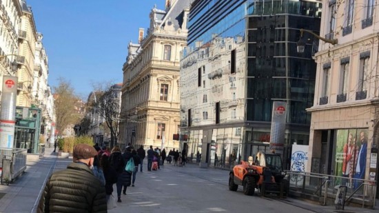 Lyon : grièvement touché d’un coup de couteau en plein jour rue de la République 