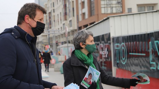 Lyon : Fabienne Grébert, "votre future présidente de Région", en opération tractage avec Yannick Jadot