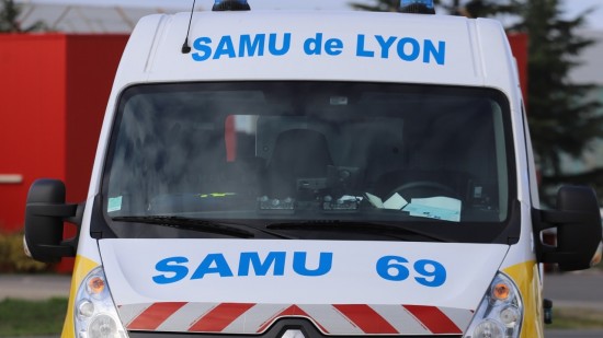 Près de Lyon : un conducteur légèrement blessé après avoir percuté un poteau électrique