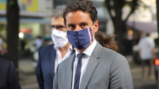 Vaccination chez les médecins généralistes, tests salivaires dans les écoles : Gabriel Attal dans le Rhône ce vendredi