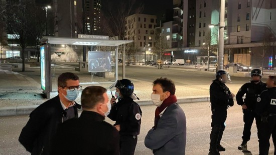 Lyon : Grégory Doucet à la Duchère après les émeutes, pas de cours vendredi au lycée la Martinière