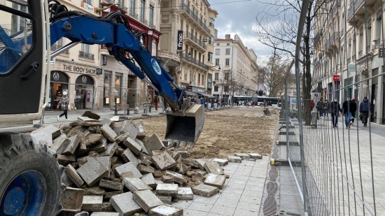 Lyon : moins de deux ans après les travaux, la chaussée de la rue de la Ré est encore à refaire !