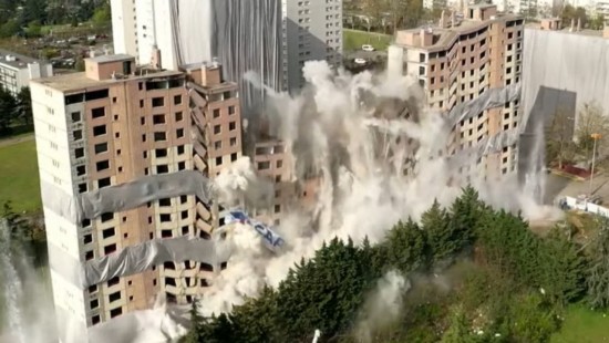 Vénissieux : la barre Monmousseau a été dynamitée ce vendredi - VIDEO Vénissieux : la barre Monmousseau a été dynamitée ce vendredi - VIDEO