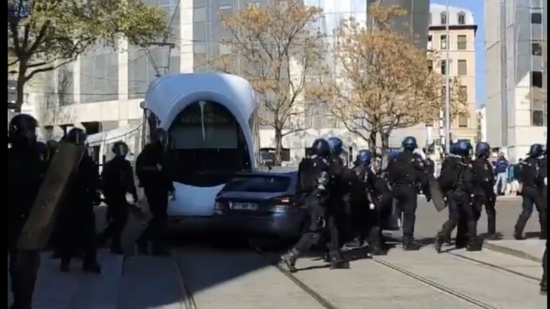 Lyon : une voiture de la police heurtée par le tramway, les fonctionnaires hués à la Guillotière Lyon : une voiture de la police heurtée par le tramway, les fonctionnaires hués à la Guillotière