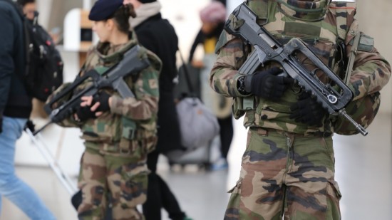 Lyon : du sursis apr&egrave;s avoir frapp&eacute; des policiers et saisi l&rsquo;arme d&rsquo;un militaire de l&rsquo;op&eacute;ration Sentinelle