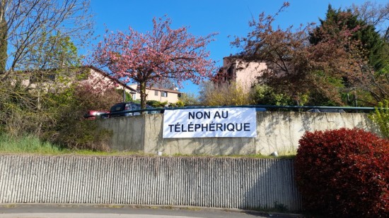 Francheville : ils affichent une pancarte anti-téléphérique, le maire les menace d'une amende de 200 euros par jour