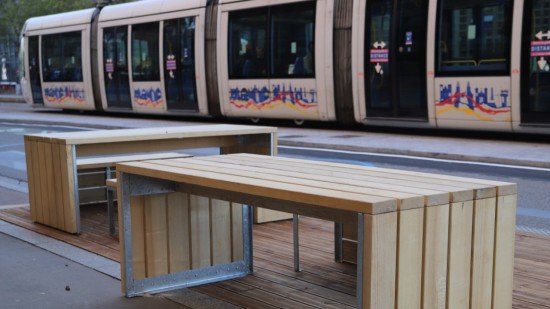 Lyon : des tables en bord de route pour accompagner la piétonnisation de la Confluence 