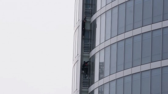 Lyon : ils escaladent la tour Oxygène à mains nues