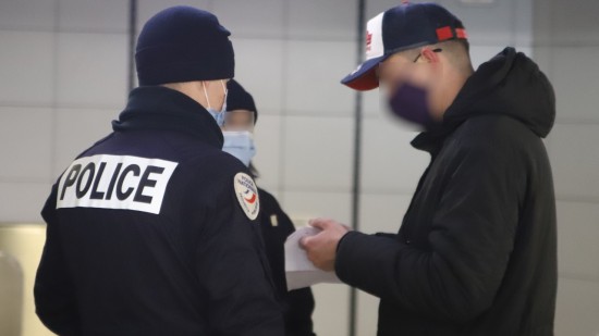 Villeurbanne : il repère un contrôle de police, se rapproche et saisit un agent par le cou Villeurbanne : il repère un contrôle de police, se rapproche et saisit un agent par le cou