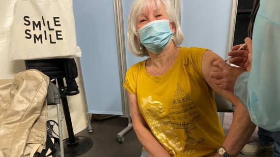 Lyon : Jocelyne a reçu la 100 000e dose de vaccin au Palais des Sports de Gerland