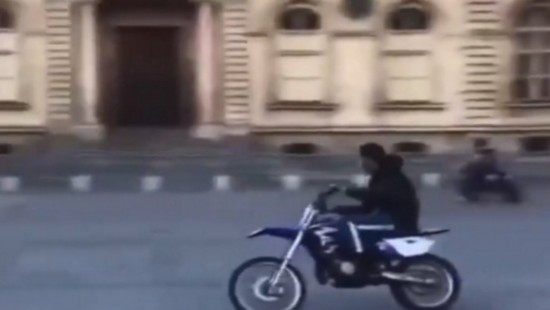 Lyon : et maintenant des rodéos sur la place des Terreaux, sous les fenêtres de Grégory Doucet Lyon : et maintenant des rodéos sur la place des Terreaux, sous les fenêtres de Grégory Doucet
