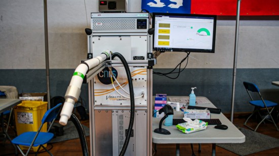 "Soufflez, vous êtes testés" : avec Covid-air, des chercheurs lyonnais développent une machine de dépistage révolutionnaire