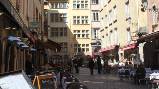 Sortie du confinement : les commerces, les terrasses et les lieux de culture rouvriront le 19 mai à Lyon et partout en France