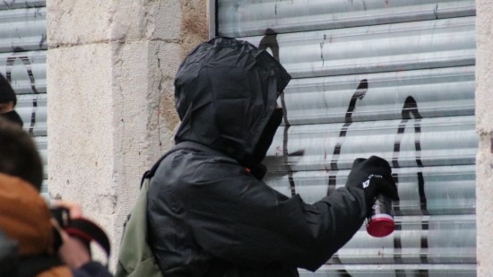 Lyon : interpellé en train de taguer un "ACAB" géant sur les quais