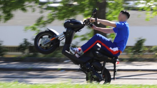 Lyon : deux jeunes percutent un véhicule pendant un rodéo et prennent la fuite