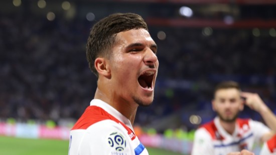 L'OL écrase Lorient et passe provisoirement devant Monaco au classement (4-1)