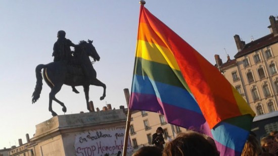 Près de Lyon : une prof interdite d'enseigner parce qu'elle porte un masque aux couleurs arc-en-ciel ?
