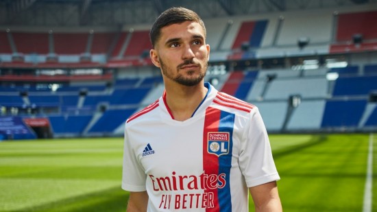 La bande rouge et bleue fait son retour sur le maillot de l'OL ! (officiel) La bande rouge et bleue fait son retour sur le maillot de l'OL ! (officiel)
