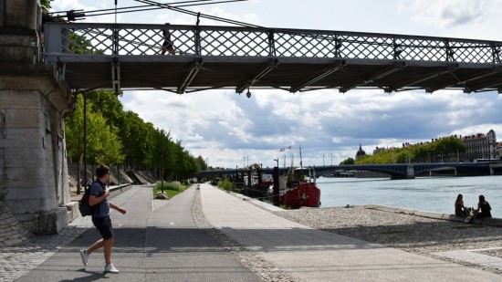 Joggeuse poussée dans le Rhône à Lyon : un suspect de 14 ans interpellé, il "voulait faire une blague"