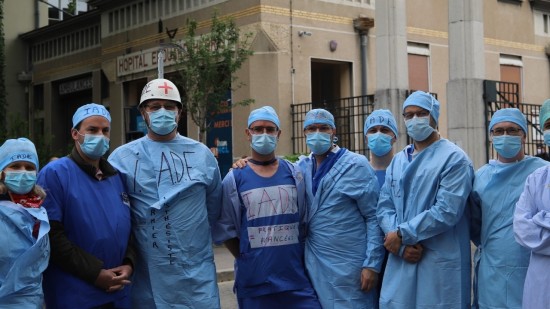 Visite d’Olivier Véran à Lyon : plusieurs dizaines de soignants manifestent devant l’hôpital Edouard Herriot