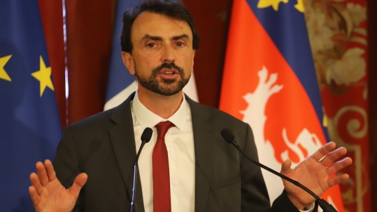 Le maire de Lyon en "mission divine" ? Grégory Doucet nous répond