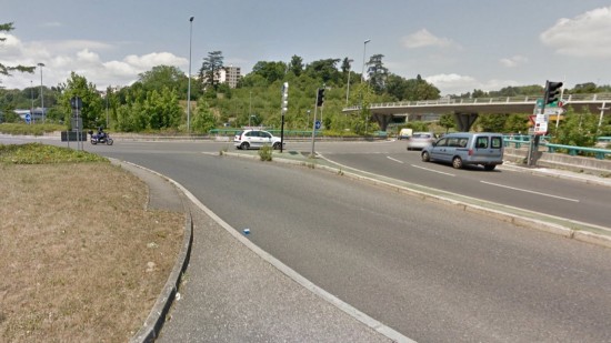 Un camion se couche sur un rond-point à Tassin Un camion se couche sur un rond-point à Tassin