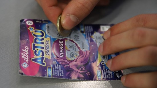 Deux jeunes dévalisent les jeux à gratter d'un bureau de tabac à Lyon Deux jeunes dévalisent les jeux à gratter d'un bureau de tabac à Lyon